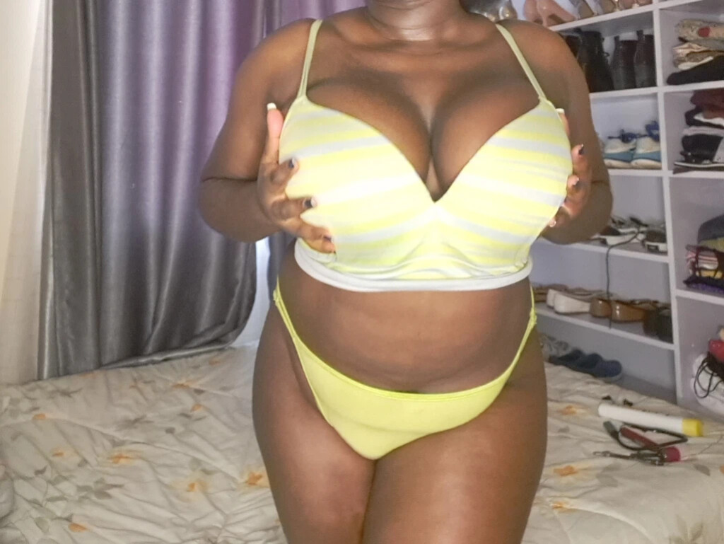 Busty-Elle