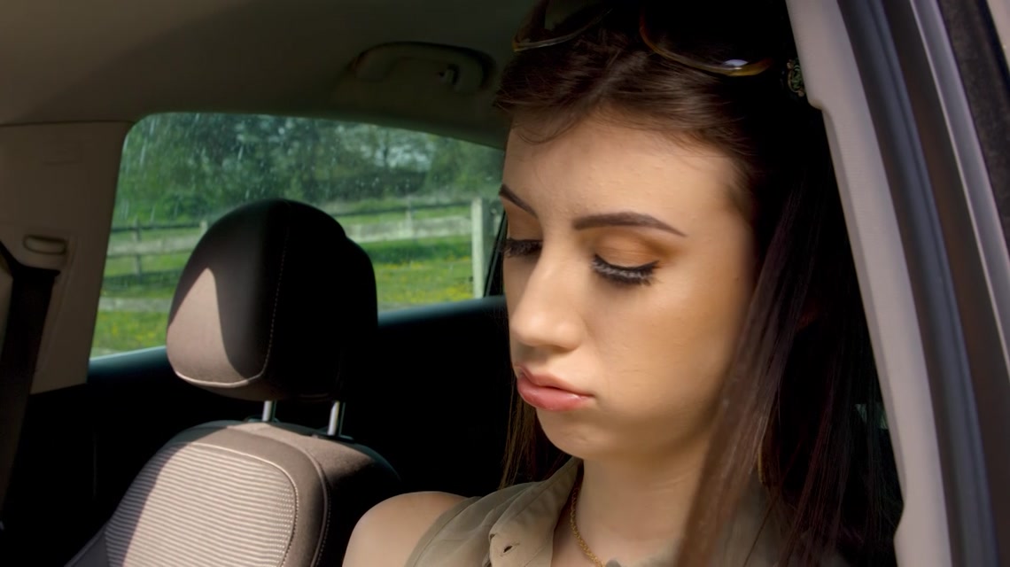 Girl hat eine Autopanne
